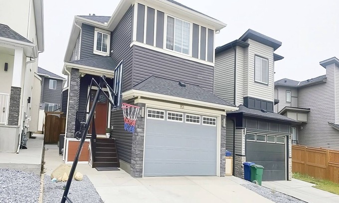 Airdrie Appartement | Beautiful, cozy and comfy suite.