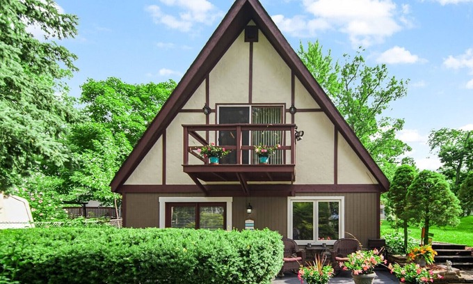 Cedar Lake Maison | Beautiful Cozy Cottage on Cedar Lake