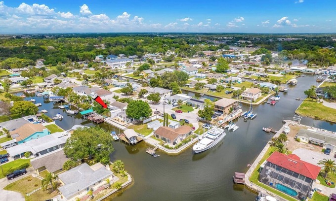Hudson Beach Estates Maison | Beautiful & Cozy Home on a Canal in Hudson, FL!