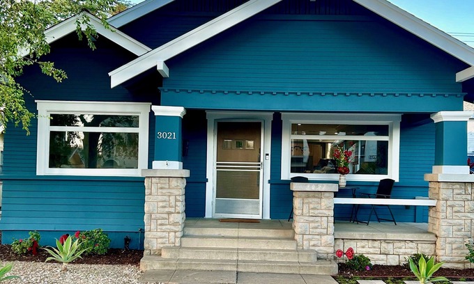 Bluff Heights Maison | Beautiful Craftsman home, Completely Remodeled, Walk to park & beach, w/PARKING