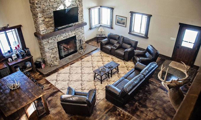Kasbeer Maison | Beautiful Custom Built Lodge (4,600 SQ FT)