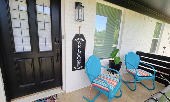 Dallas Maison | Beautiful designed, King Bed. Fast WiFi mins from Central Dallas. Safe, Tranquil