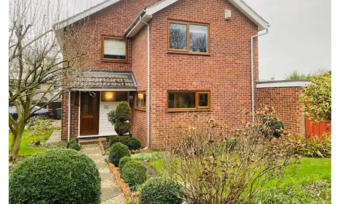 Bingham Autre | Beautiful entire 3 bedroom home with secure garden