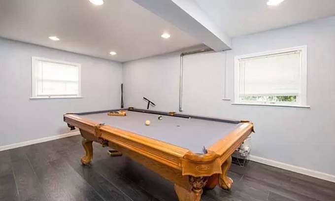 Egg Harbor City Maison | Beautiful Estate with Tennis Court and Swimming Pool