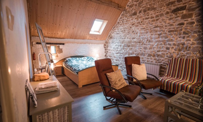 Parsac Lit Et Petit-Déjeuner | Beautiful family room. Ideally 2 km from the highway and yet wonderfully rural .