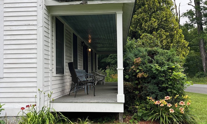 Colrain Maison | Beautiful Family Home in picturesque setting on the Green River 3.5 BR/2 BA