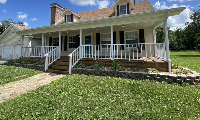 Dickel Autre | Beautiful farmhouse with animals on property! Close to Jack Daniels