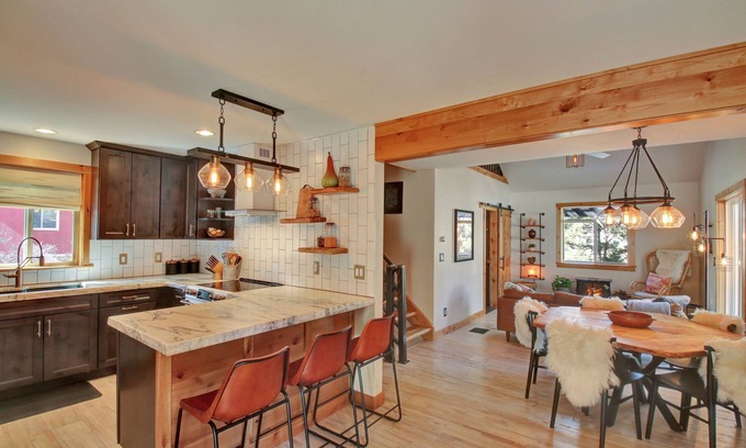 Palmer Lake Maison | Beautiful Forest Getaway At Historic Pinecrest!
