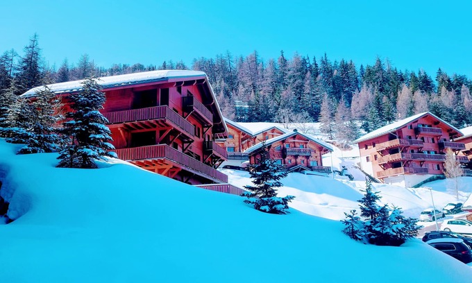 La Roche Appartement | Beautiful spacious apartment, sleeping 8 in beds, free wifi and stunning views