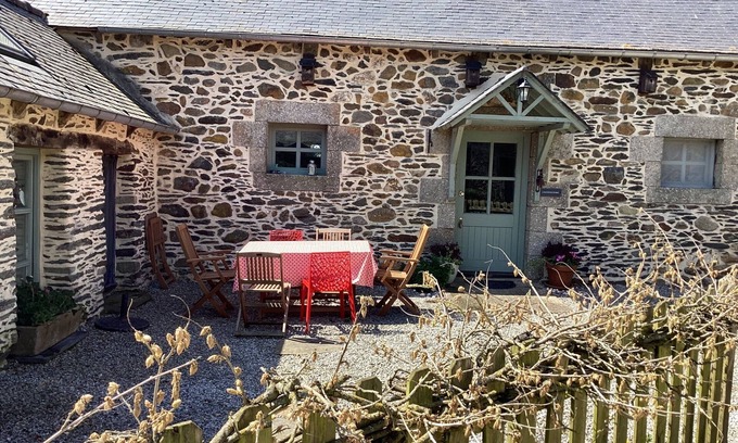Saint-Martin-des-Pres Cottage | Magnifique chalet avec piscine privée chauffée et accès Internet gratuit.