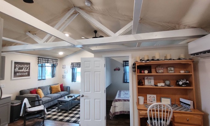 Nampa Maison | Beautiful full apartment, in barn style building, close to town with farm views!