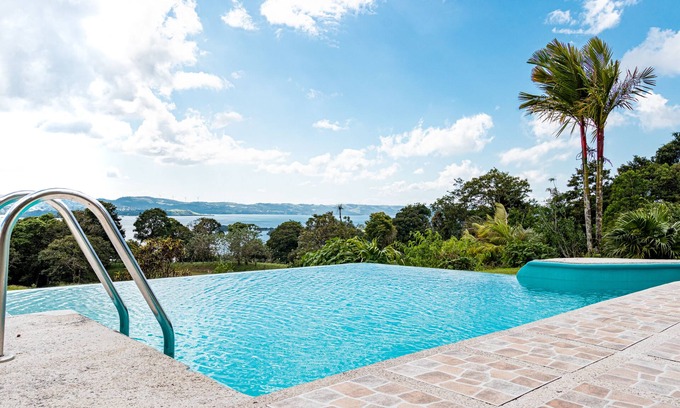 Nuevo Arenal Maison | Beautiful fully equipped two story house, close to La Fortuna and surroundings..