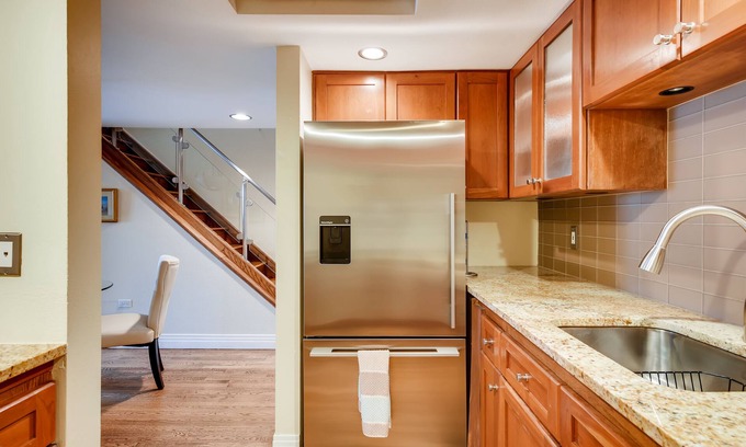 Cherry Creek Copropriété | Beautiful fully furnished condo in heart of Cherry Creek