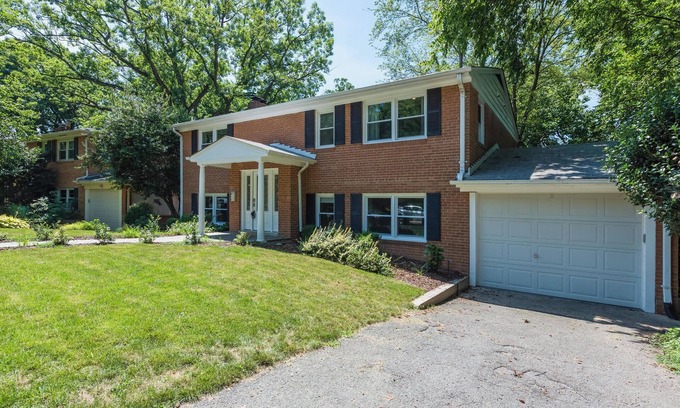 Arlington Ridge Maison | Beautiful Fully Renovated 3 Bedroom House 5 Mins to DC & DCA - Best Location!