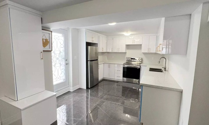 Meadowvale Village Maison | Beautiful furnished three rooms
