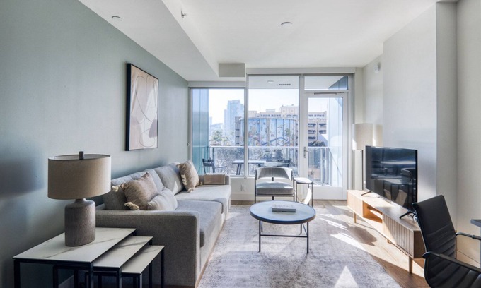 Civic Core Appartement | Beautiful Gaslamp 1BR w/ Gym, Sauna & W/D, nr shops, by Blueground