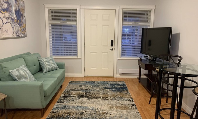 Victoria Appartement | Beautiful ground-level 1-bdrm suite in quiet neighborhood on cul-de-sac