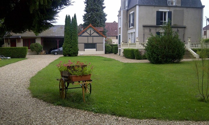 Voutenay-sur-Cure Cottage | Beau Gite dans un beau parc