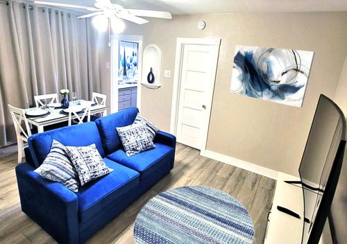Bluff Heights Appartement | Beautiful Guesthouse, Sleeps 4 - Kitchen, Private Laundry, AC, Parking, 65' TV, Close to Stores, Restaurants & Beach