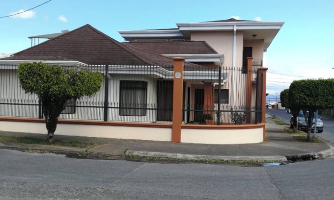 Cartago Maison | Belle maison, chambre principale avec jacuzzi et balcon privé, belle vue