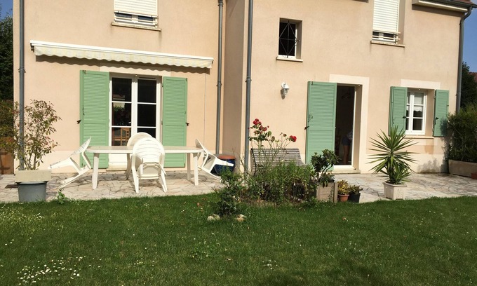 Bussy-Saint-Georges Maison | Jolie maison spacieuse avec un grand jardin près de Disneyland, bien équipée!