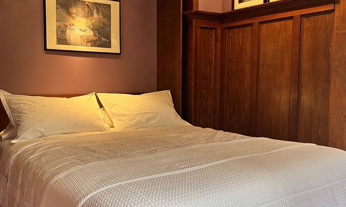 Nelson Appartement | Beautiful heritage home suite on main floor in Nelson's best location. Upscale.