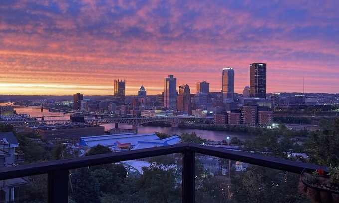 Pittsburgh Maison | Beautiful Hillside Home with Incredible City Views!! Great Location and Privacy!
