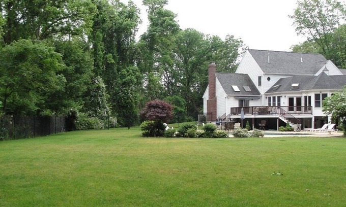 Hingham Maison | Belle Hingham Family Estate, piscine chauffée et salle de jeux.
