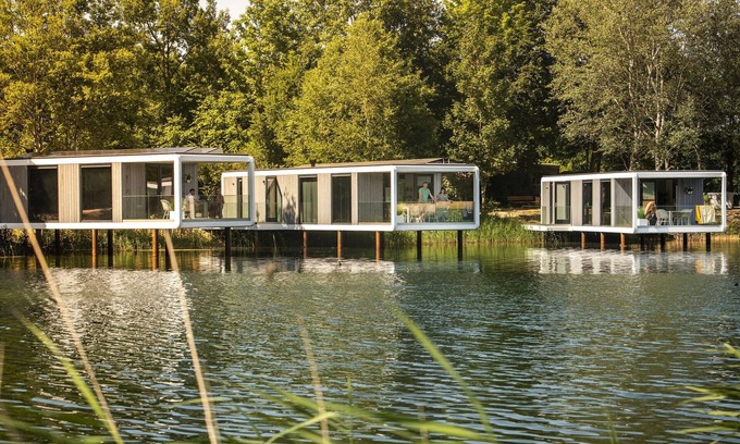 Maasbree Maison | Beautiful holiday home above the water, in a holiday park in Limburg
