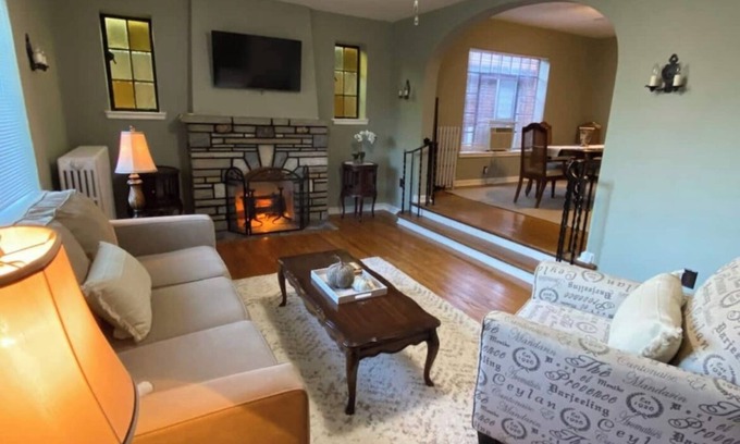St. Louis Appartement | Beautiful Holly Hills Hideaway - 2BD/1BA in charming, safe & quiet neighborhood!