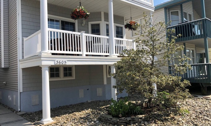South End Maison | Beautiful Home 1 Block From Beach, Tennis and Playground!