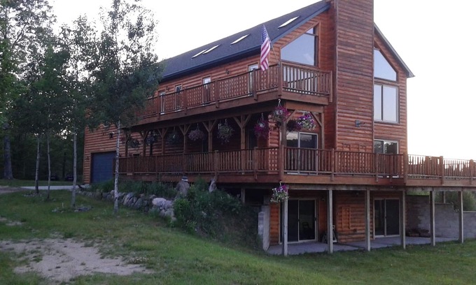Comins Maison | Grande maison privée sur 50 acres à côté du golf et des sentiers.