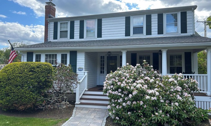 Swampscott Maison | Beautiful home by the sea-4 miles from Salem, 12 miles from Boston-by 2 beaches