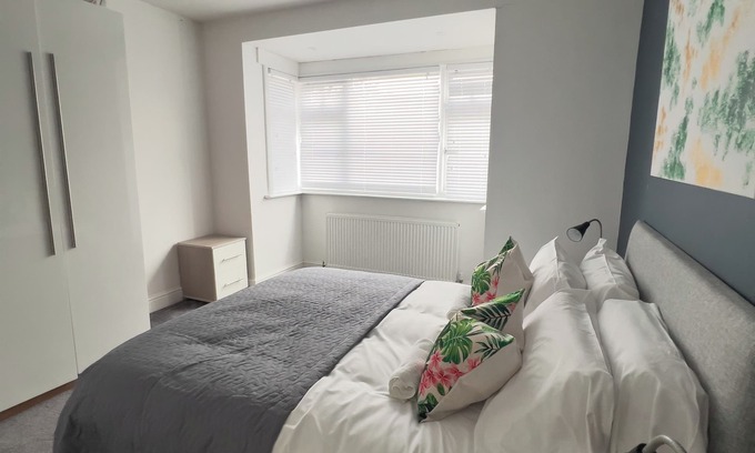 Pettits Maison | Beautiful Home in Romford East London - Sleeps 9 + Free Parking