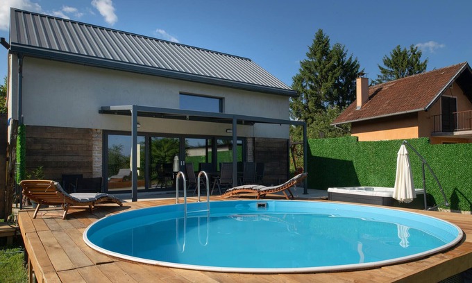 Petrinja Maison | Beautiful home in Vurot with WiFi