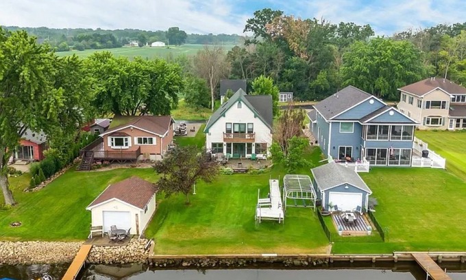 Butte Des Morts Maison | Beautiful home on Lake Butte des Morts for the 2025 NFL Draft or EAA Convention