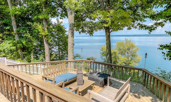 Romulus Maison | Belle maison sur le lac idéal pour les familles et à distance de marche de la cave