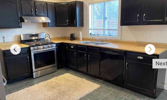 Tivoli Maison | Beautiful Home w Deck and Fenced Yard Walking To Town of Tivoli