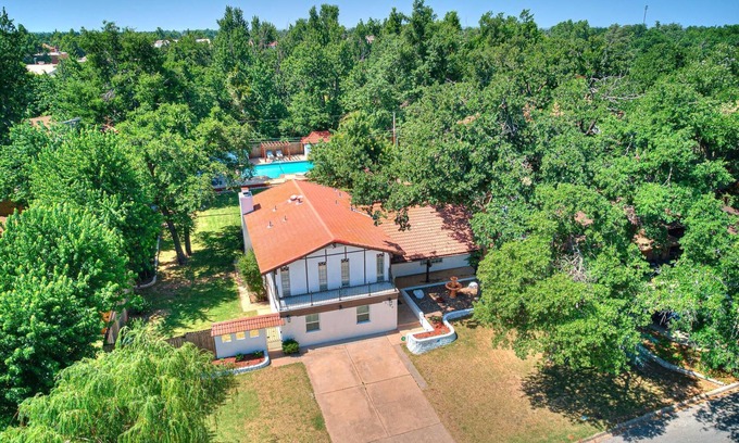 Central Oklahoma City Maison | Beautiful home with large outdoor pool and hot tub. Large beautiful backyard