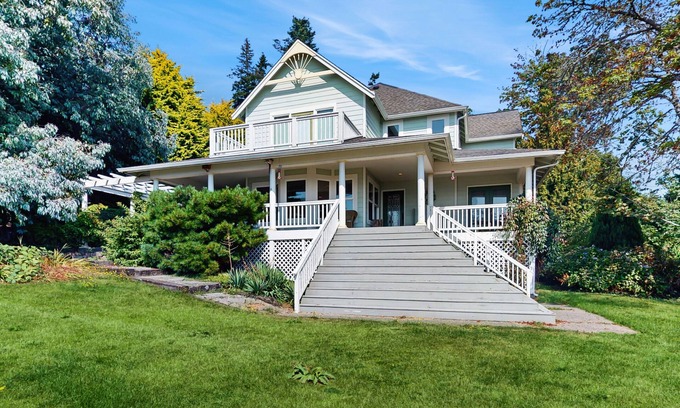 Indianola Maison | Beautiful home with foosball table, waterfront views, fireplace, basketball cour