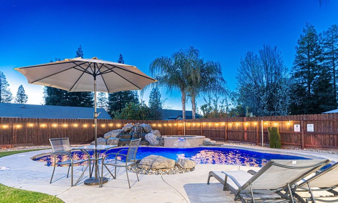 Selma Maison | Beautiful Home with Pool & Hot Tub close to National Parks