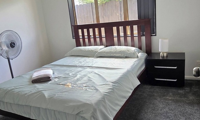 Auckland Maison | Beautiful homestay neat and tidy room with attached bathroom. Fountains view