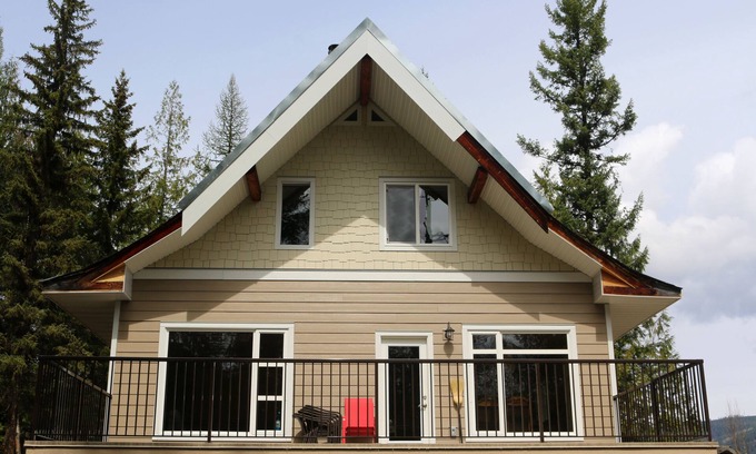 Lumby Maison | Beautiful house with private lake and ultimate privacy - Hideaway Chalet