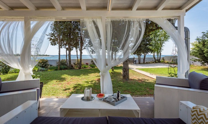 Peroj Villa | Belle maison à 20 mètres de la mer, Wi-Fi gratuit