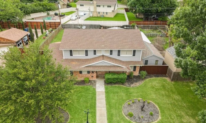 Dallas Maison | Beautiful House for BIG Groups with a Cinema Room