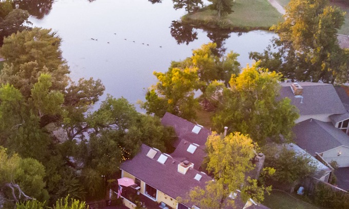 Oklahoma City Maison | Beautiful House on the Lake with pool and hot tub