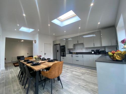 Eastbrook Maison | Beautiful House Sleeps 10 Guests, London, Near Eastbrook Film studios, Great Value for Families and Groups
