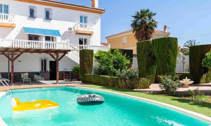 Durcal Villa | Belle maison avec 5 chambres, piscine, jardins et wifi
