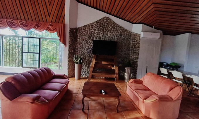 Pital Maison | Beautiful house with pool and wet bar in Quinta La Loma