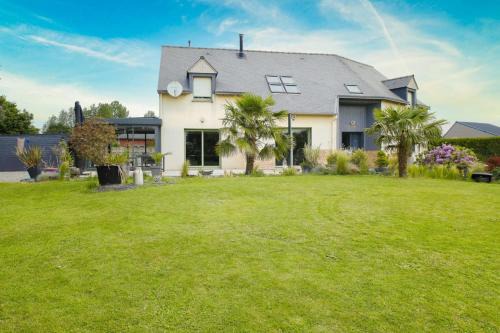 Epiniac Maison | Beautiful house with terrace and garden
